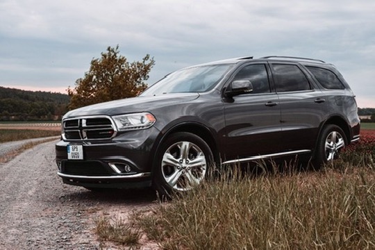 Dodge Durango šedé barvy z boku zepředu